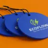 Три синих ароматизатора EcoFlow с логотипом ECOFLOW, уложенные внахлёст под углом на оранжевом фоне