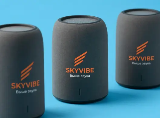 Три портативные колонки SkyVibe с логотипом SKYVIBE выстроены по диагонали на голубом фоне