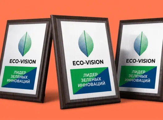 Три плакетки ECO-VISION на коралловом фоне в динамичной композиции три четверти, деревянная основа в объёме