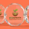 Три стеклянные стелы EcoStrata в ряд: граненые края искрятся под студийным светом