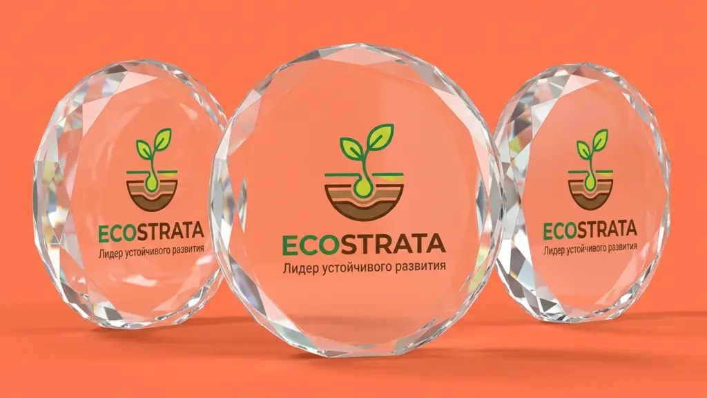 Три стеклянные стелы EcoStrata в ряд: граненые края искрятся под студийным светом