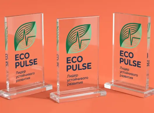Три прозрачные акриловые стелы ECO PULSE под углом друг к другу, свет преломляется в основаниях