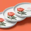 Три керамические тарелки Velvet Bloom с цветочным принтом, расположены каскадом в ракурсе три четверти