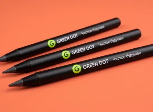 Три вечных карандаша GREEN DOT веером на коралловом фоне, логотип на матовом металле