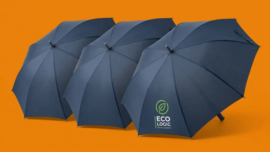 Три тёмно-синих зонта-трости ECO LOGIC раскрыты под углом, брендированный клин с логотипом на переднем плане