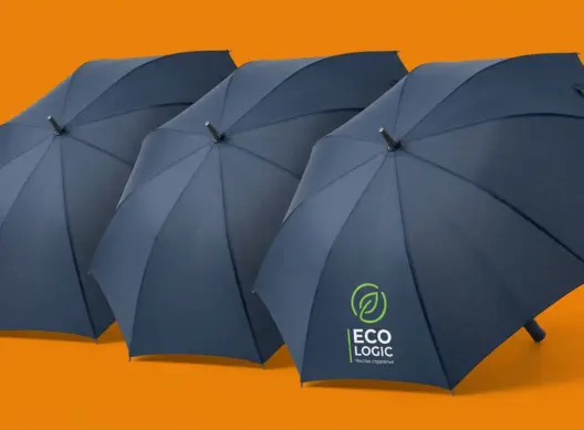 Три тёмно-синих зонта-трости ECO LOGIC раскрыты под углом, брендированный клин с логотипом на переднем плане